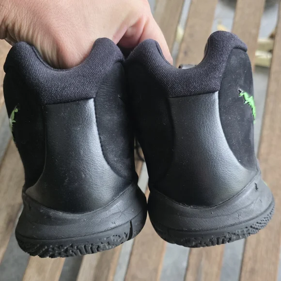 Nike Kyrie 4 Halloween - Picture 6 of 12